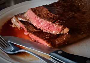 sliced-sirloin-steak-with-utensils
